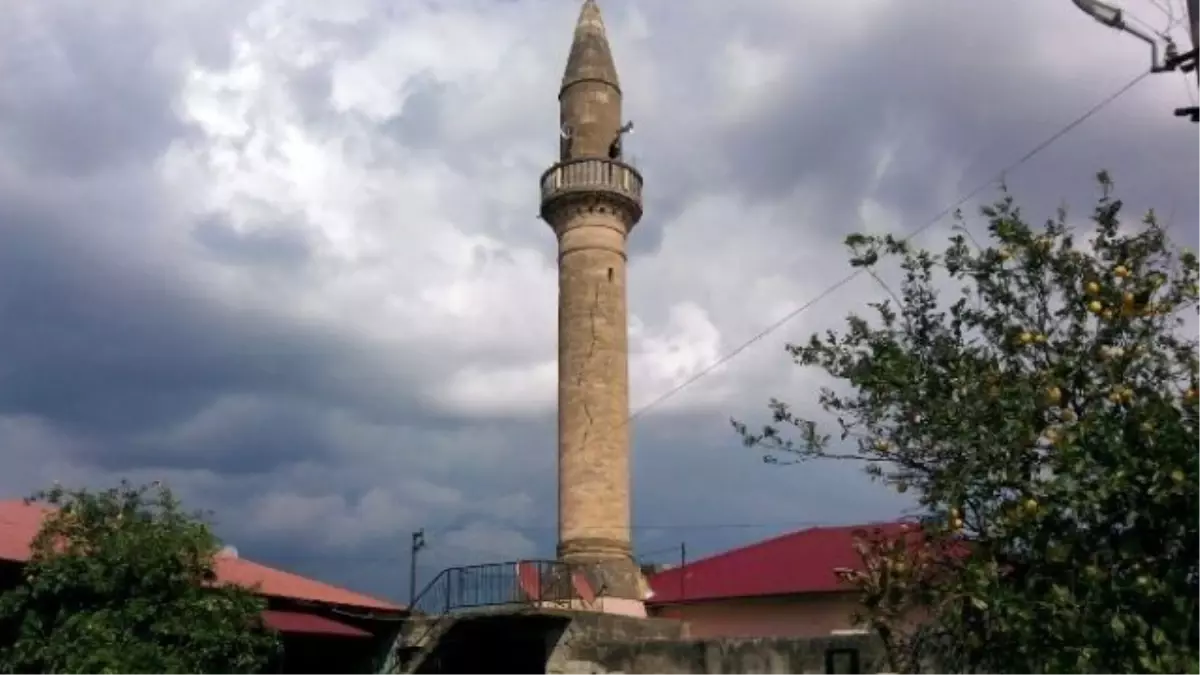 Cami Minaresine Yıldırım Düştü