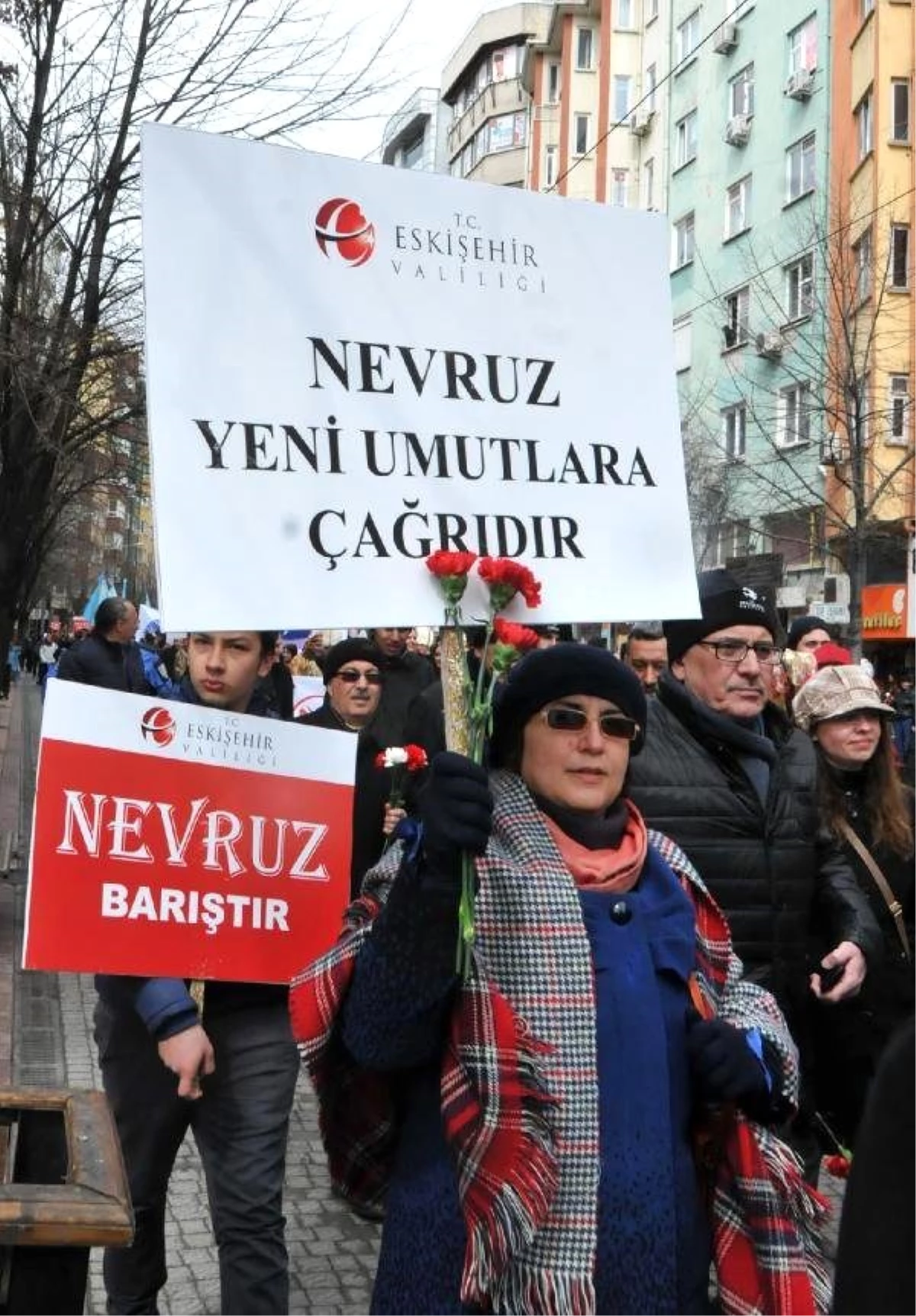 Eskişehir\'de Kar Yağışı Altında Nevruz Kutlaması