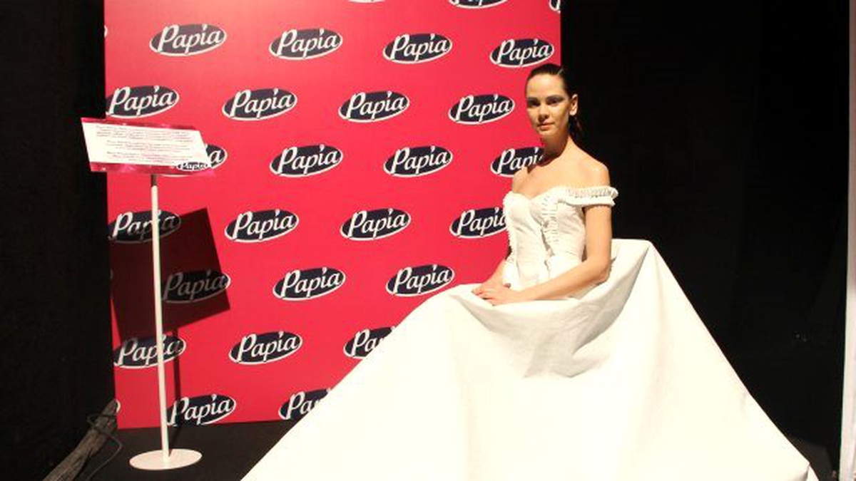 "Kağıt Elbise" Mercedes-Benz Fashion Week\'e Damgasını Vurdu