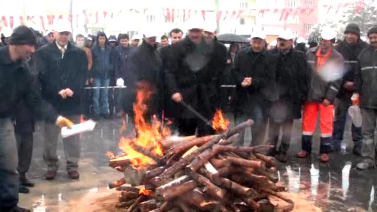 Kar Yağışı Altında Nevruz Kutlaması