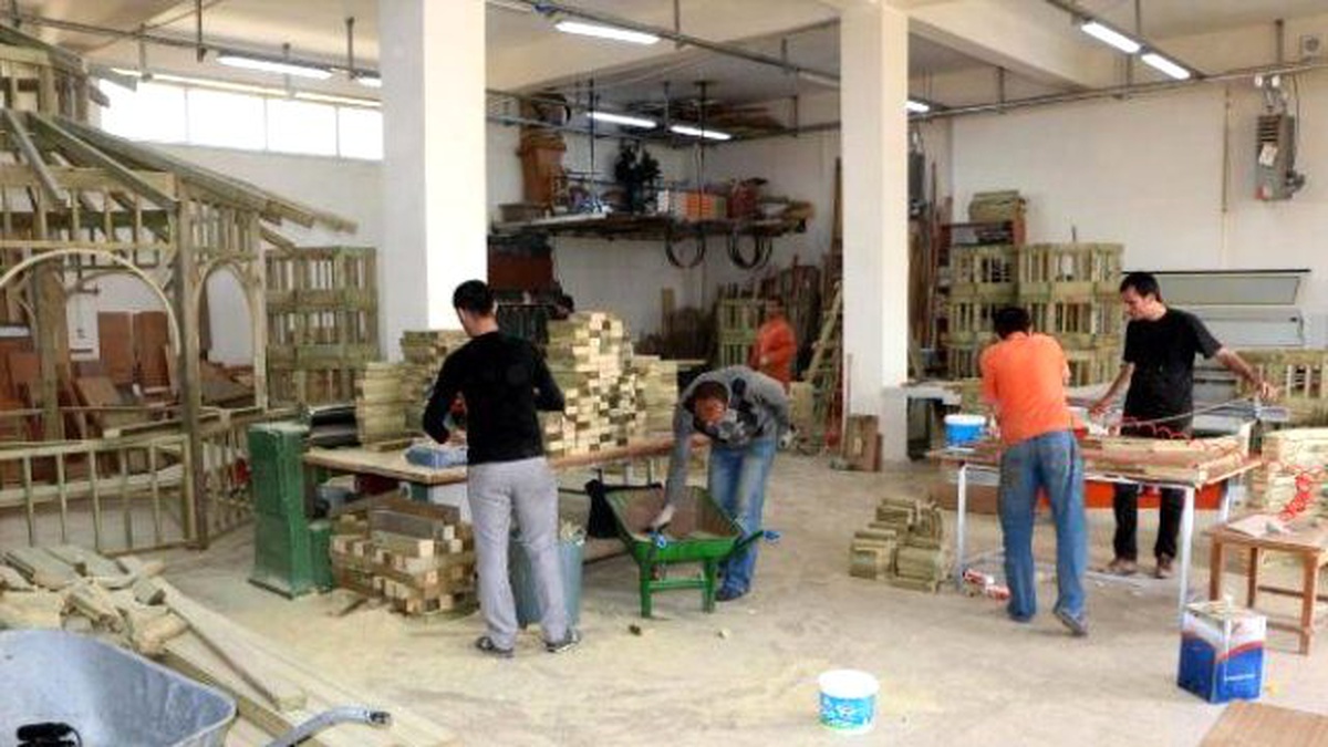 Mahkumlar, Ormanlara Piknik Masası ve Kamelya Yapıyor