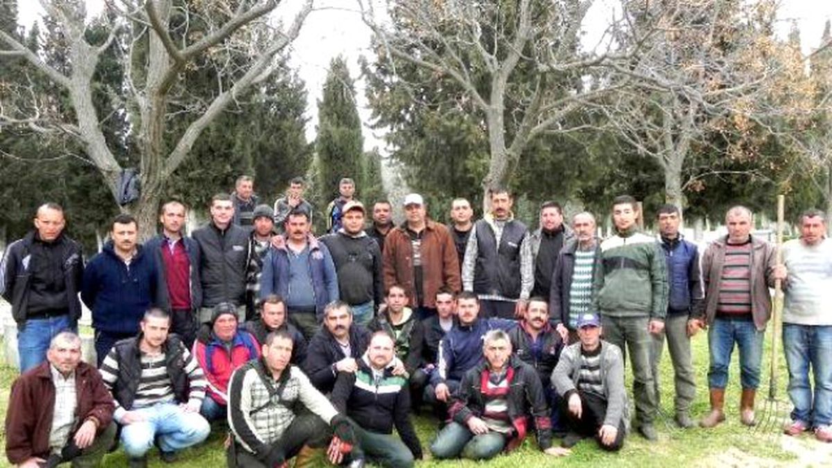 Ödemiş\'te Mezarlıkları Hükümlüler Temizliyor