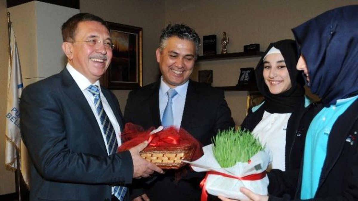 Öğrencilerden Başkan Çetin\'e Nevruz Hediyesi