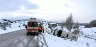 Öğrencileri Yüzme Şampiyonasına Taşıyan Minibüs Kaza Yaptı