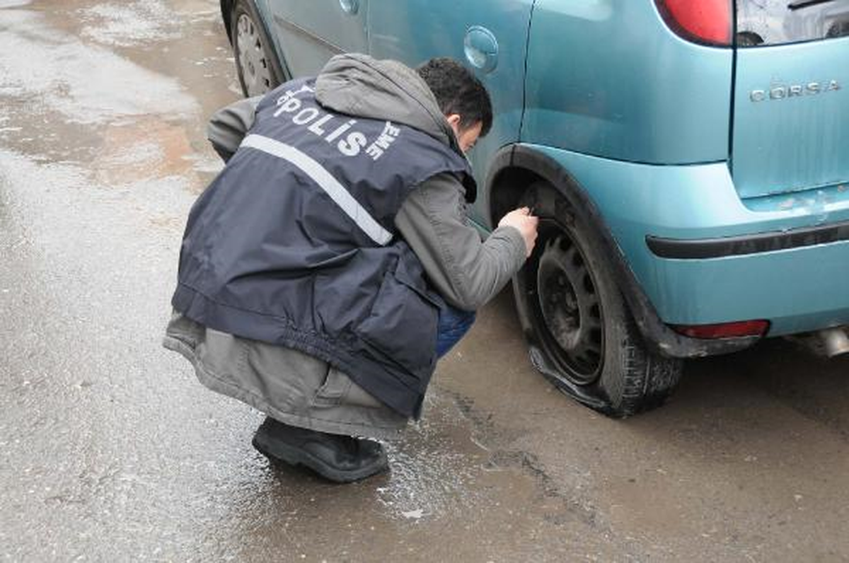Park Halindeki Otomobillerin Lastiklerini Kestiler