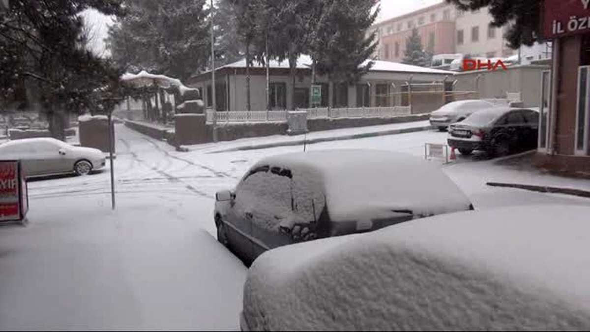 Yozgat\'ta Mart Karı Kapıdan Baktırdı, Yollar Kapandı