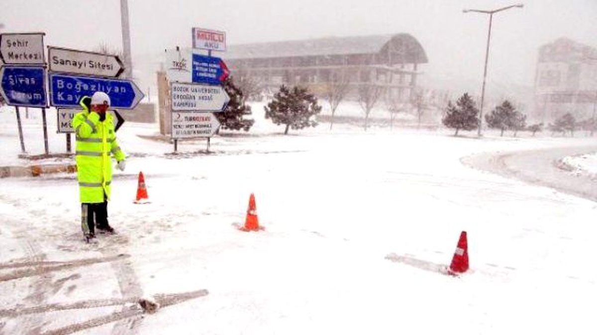 Yozgat\'ta Yoğun Kar Yağışı Ulaşımı Aksatıyor