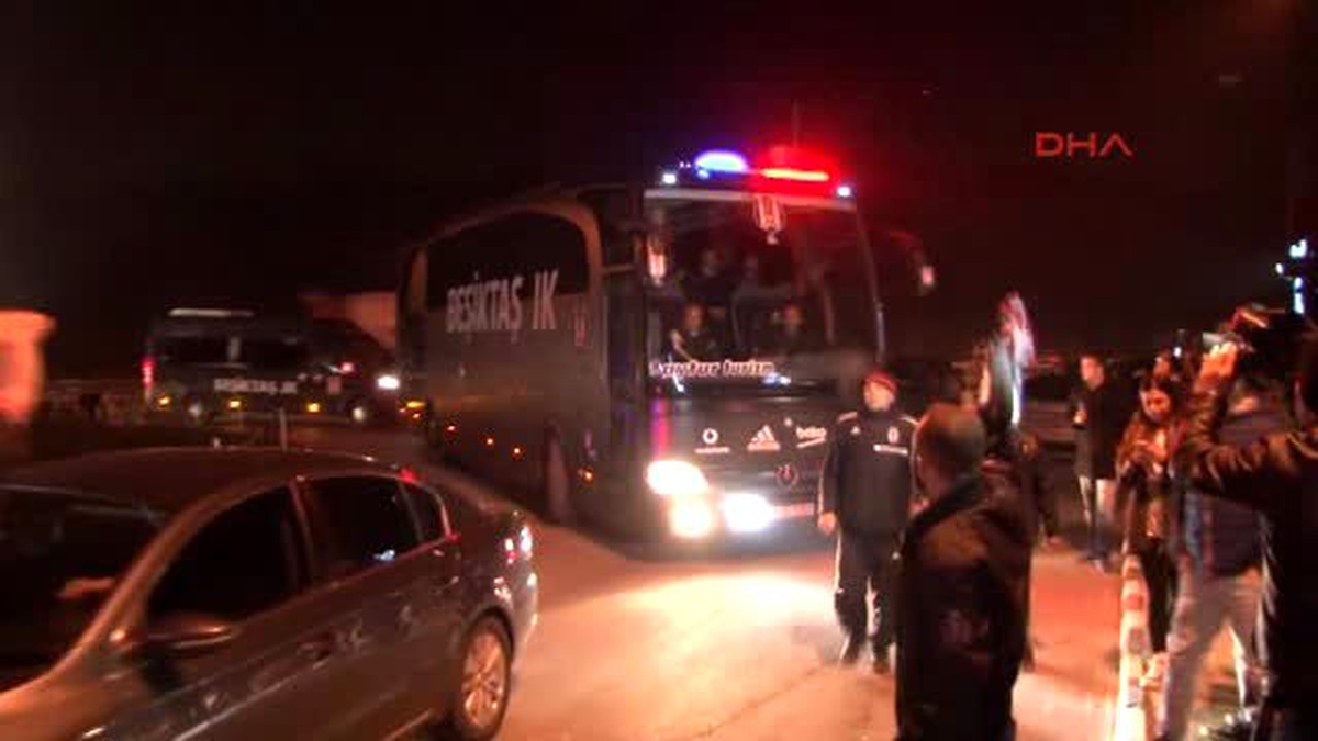 Beşiktaş Taraftarı Takımlarını Ümraniye\'de Coşkuyla Karşıladı