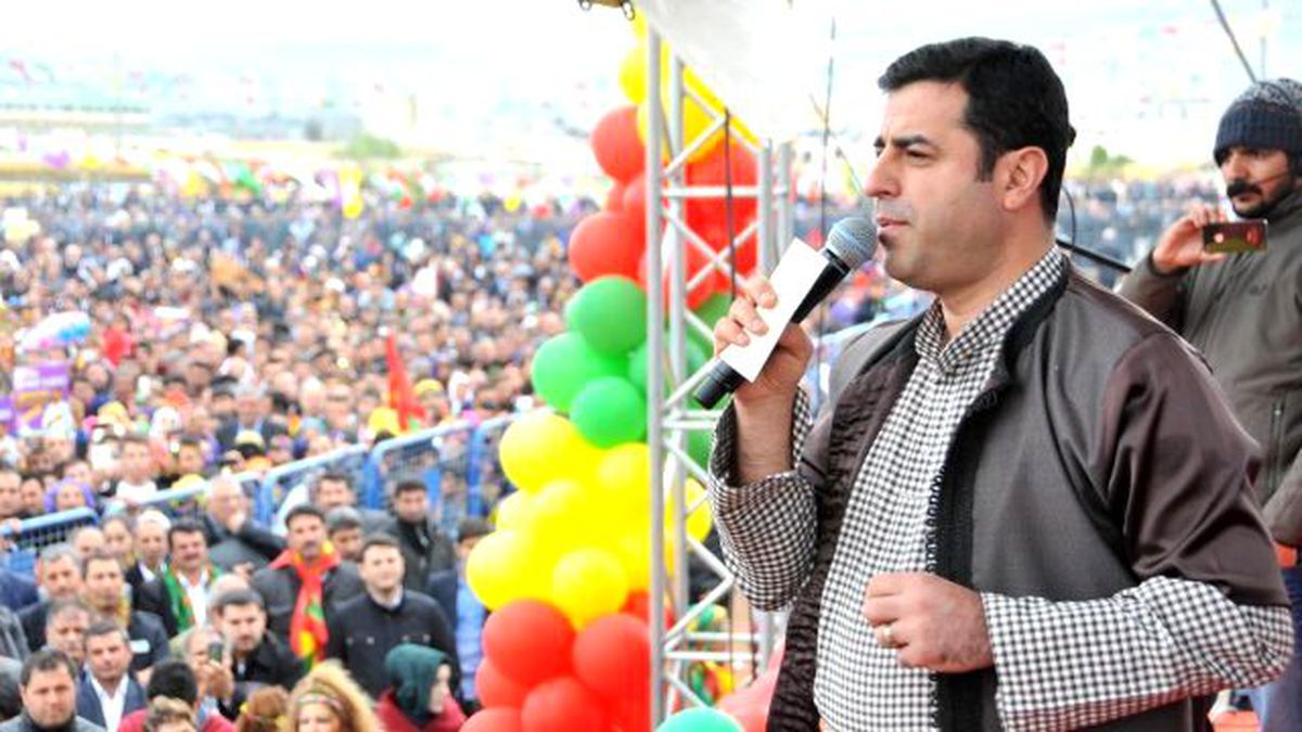 Demirtaş Kazlıçeşme'deki Kalabalığı Gördü, Diyarbakır'a Gönderme Yaptı
