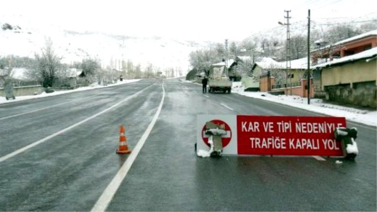 Erzincan\'da Kar Yağışı Ulaşımı Aksattı