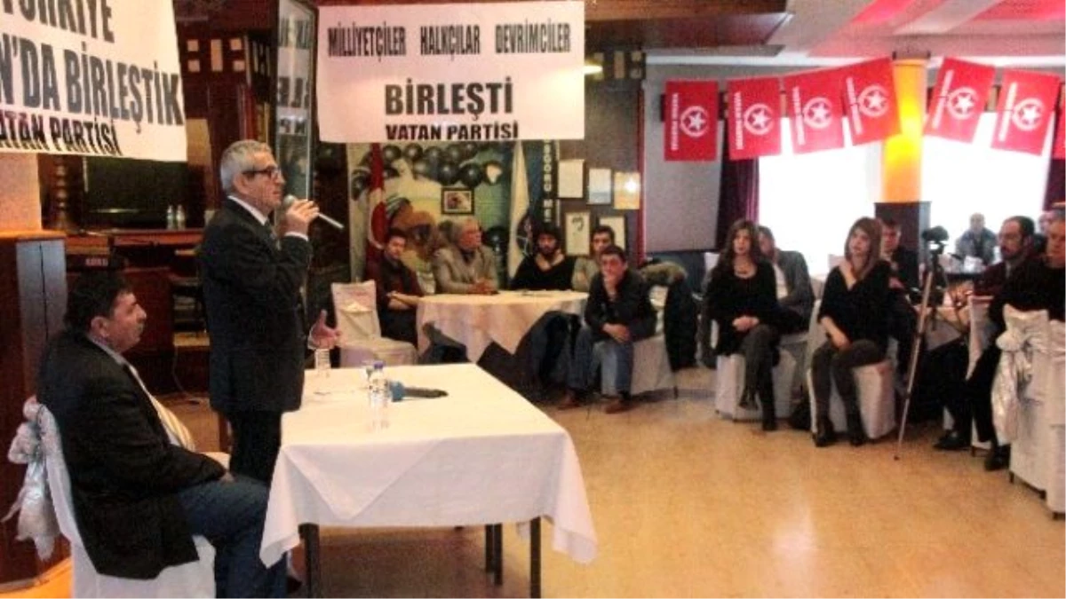 Erzurum\'da Vatan Partisi\'ne Katılanlara Rozetleri Takıldı