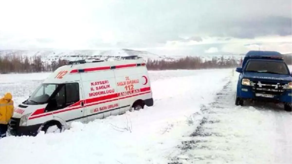 Jandarma, Kayseri\'de Buzlanan Yolda Kayan Ambulansın İmdadına Yetişti