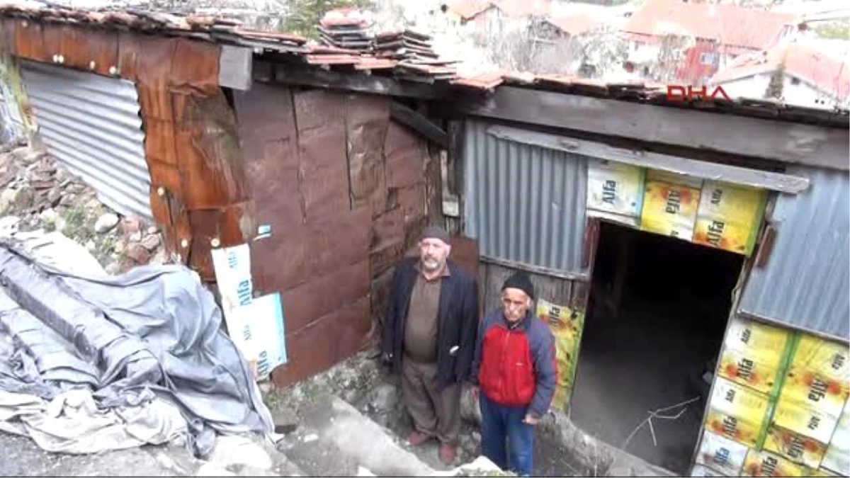 Karabük?te Çatıda Yaşayan İki Arkadaş Yardım Bekliyor