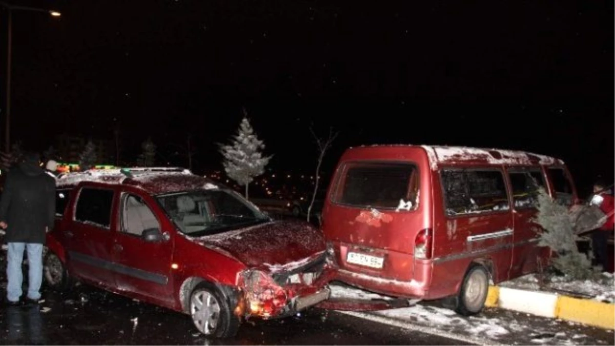 Nevşehir\'de Buzlanma Kazalara Neden Oldu: 17 Yaralı