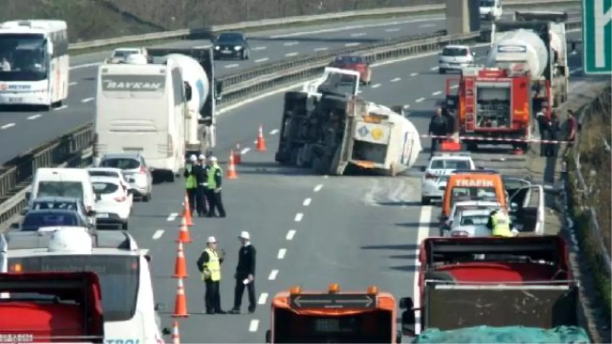 Sapanca\'da Sıvı Oksijen Yüklü Tanker Devrildi: 1 Yaralı