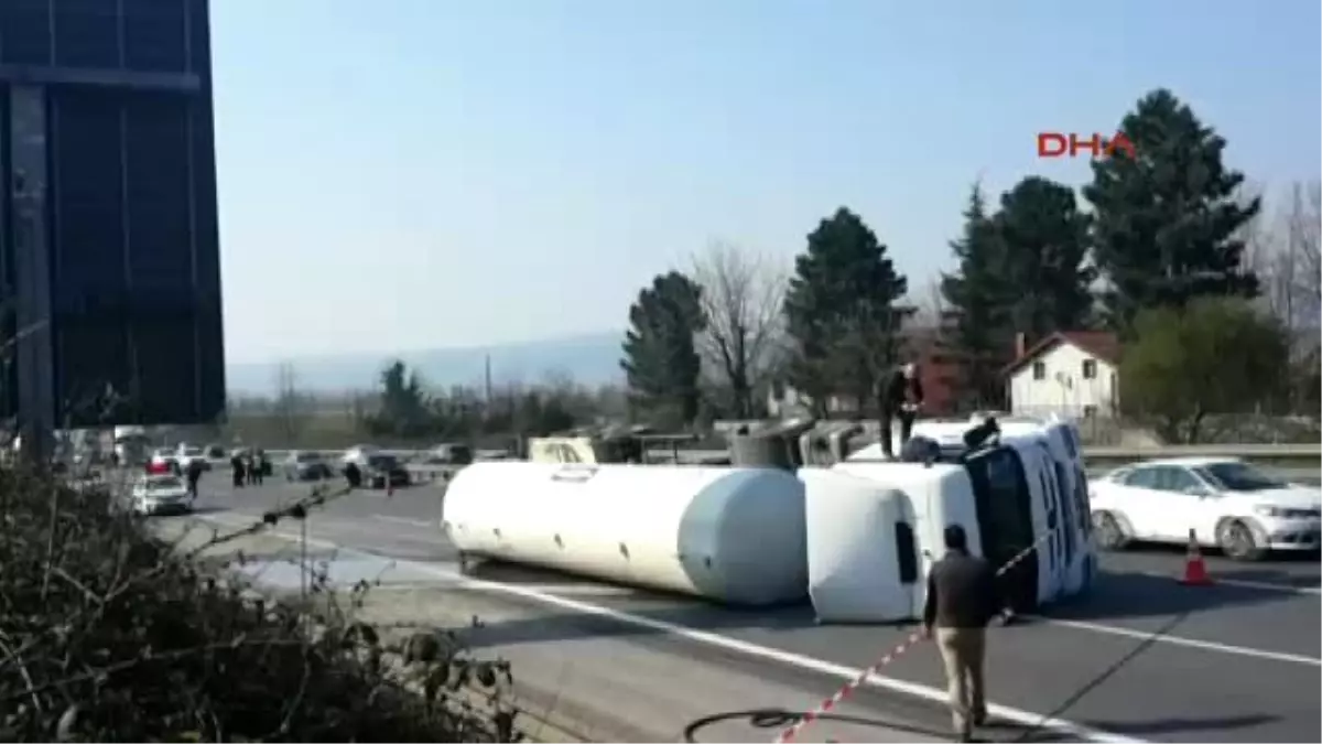 Sapanca\'da Sıvı Oksijen Yüklü Tanker Devrildi: 1 Yaralı