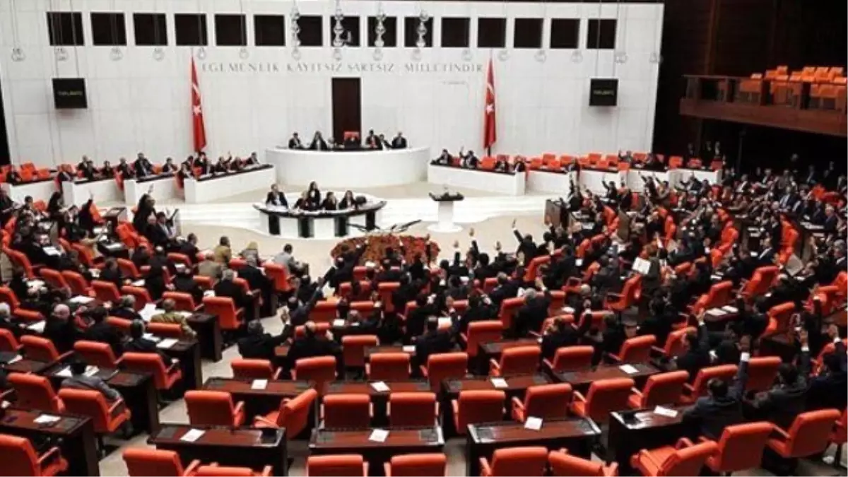 AK Parti\'den, Milletvekili Seçilme Yaşının 18\'e İndirilmesi İçin Teklif