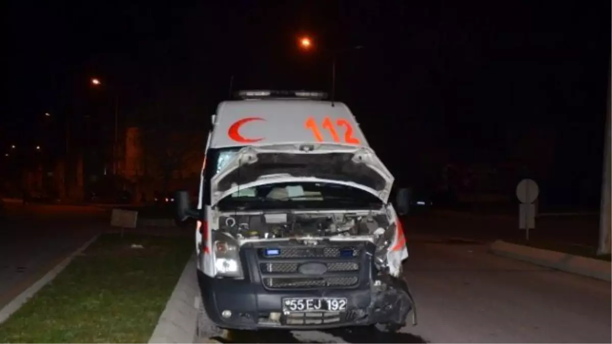 Ambulans ile Otomobilin Çarpıştığı Kaza Anı Kamerada