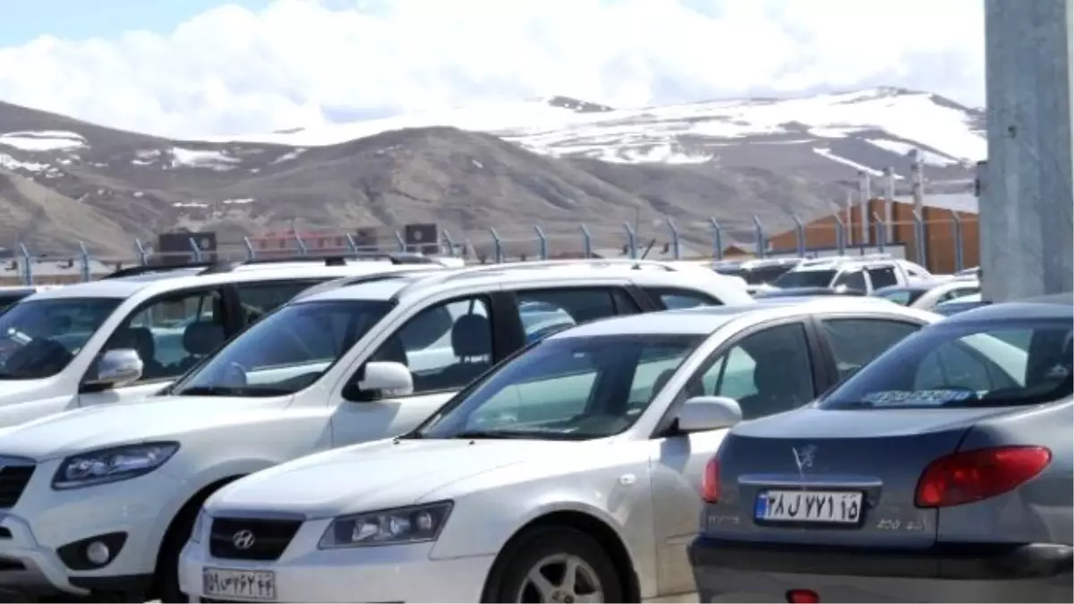 Araçlarını Park Edip Uçakla Gidiyorlar