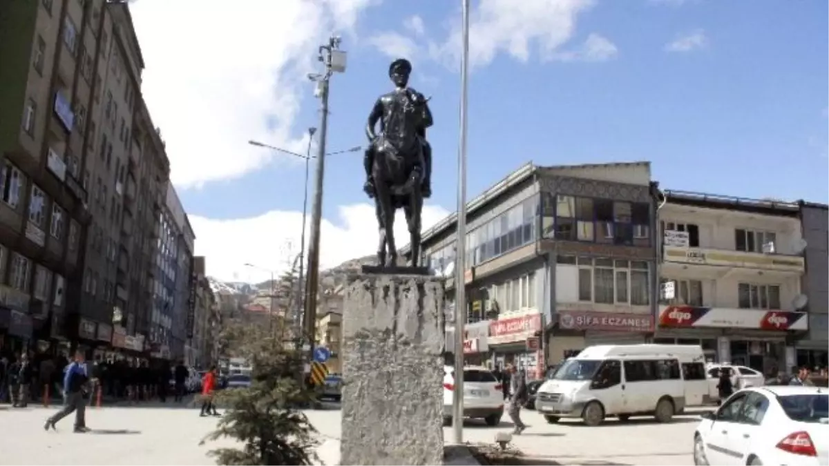 Atatürk Heykeli Onarıma Alındı