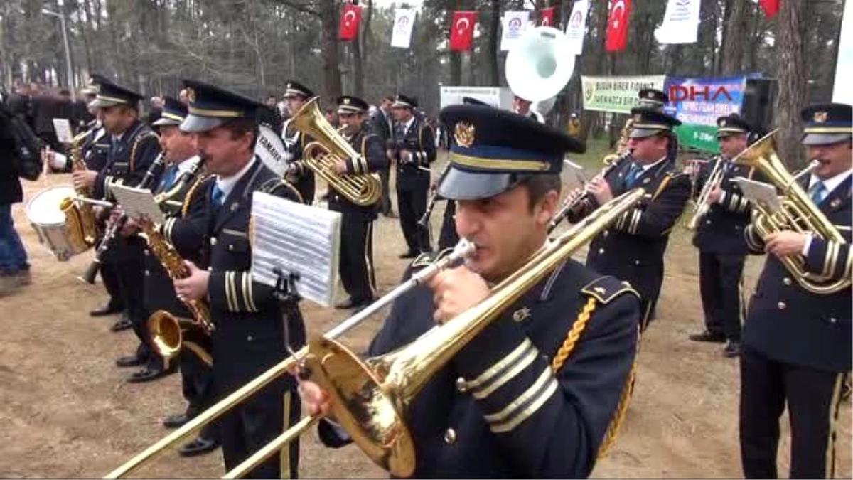 Denizli\'de Bando Eşliğinde Dans Eden Öğrenciler Fidan Dikti