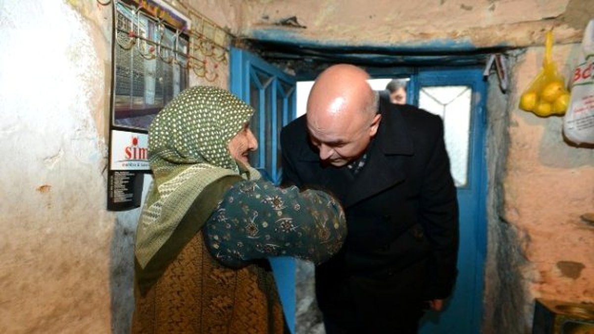 Bizim Oğlan Gavur Oldu, Beni Unuttu" Diyen Saime Nineyi Ali Korkut Unutmadı"