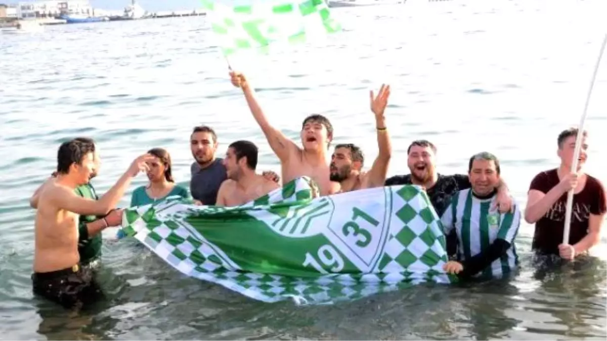 Bodrumspor\'a Denizde Şampiyonluk Kutlaması