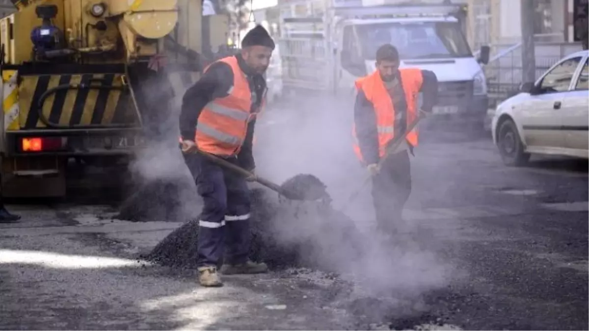 Diyarbakır\'da Yolların Bakım Onarımı Sürüyor