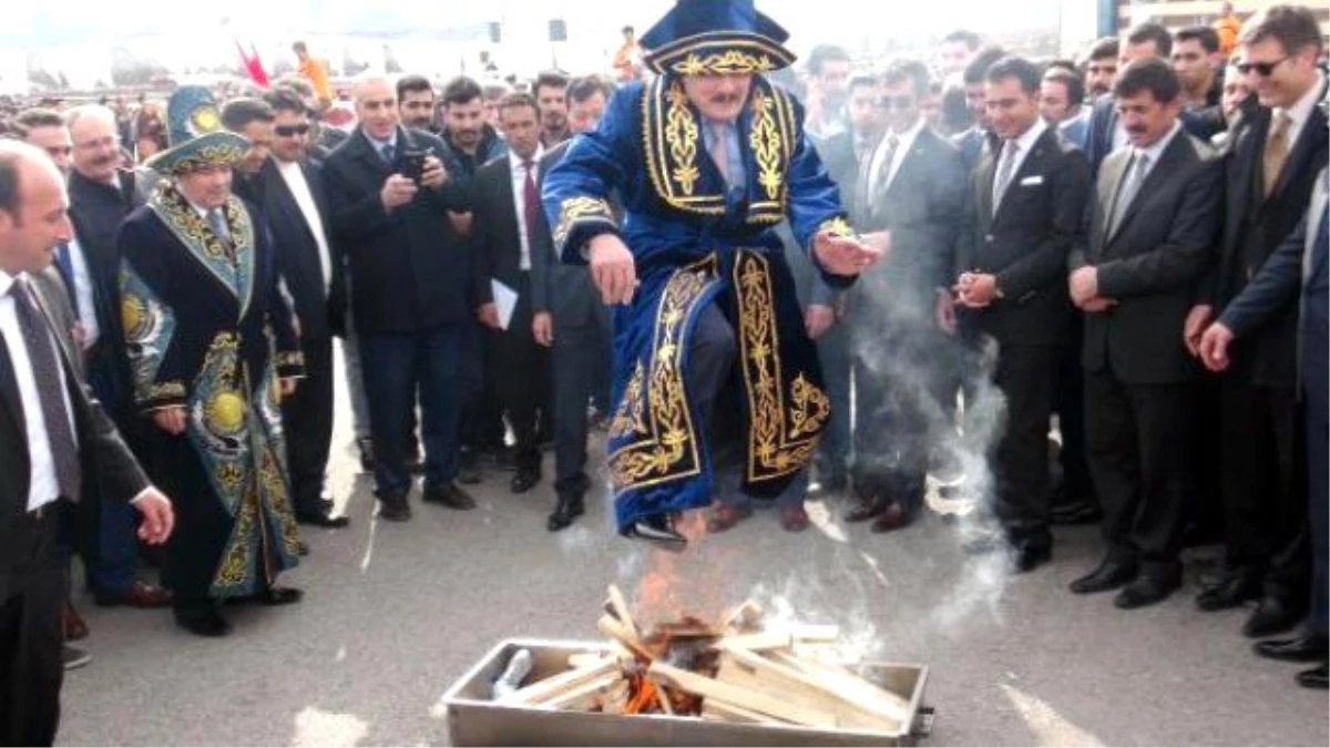 Erzincan\'da Vali ve Rektör Nevruz Ateşinden Atladı