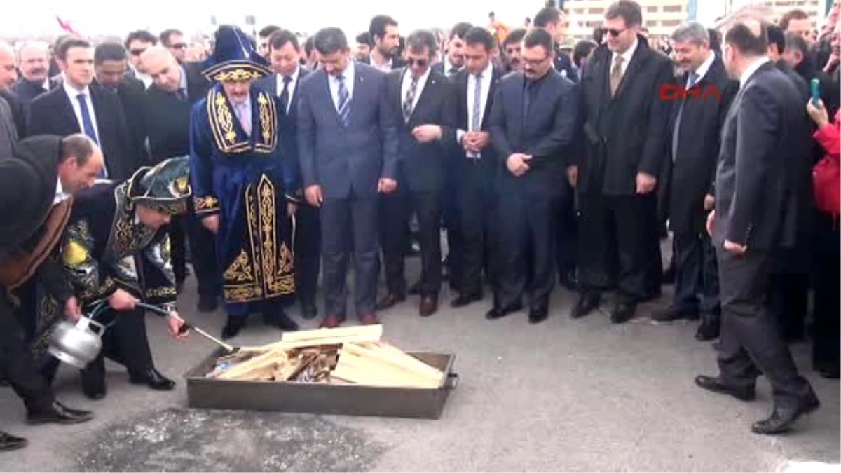 Erzincan\'da Vali ve Rektör Nevruz Ateşinden Atladı