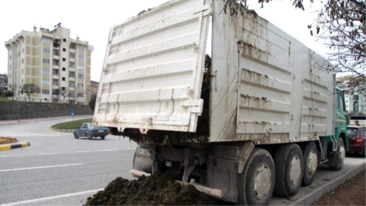 Gaziantep\'te Kamyondan Yola Dökülen Gübre Tehlikeye Neden Oldu