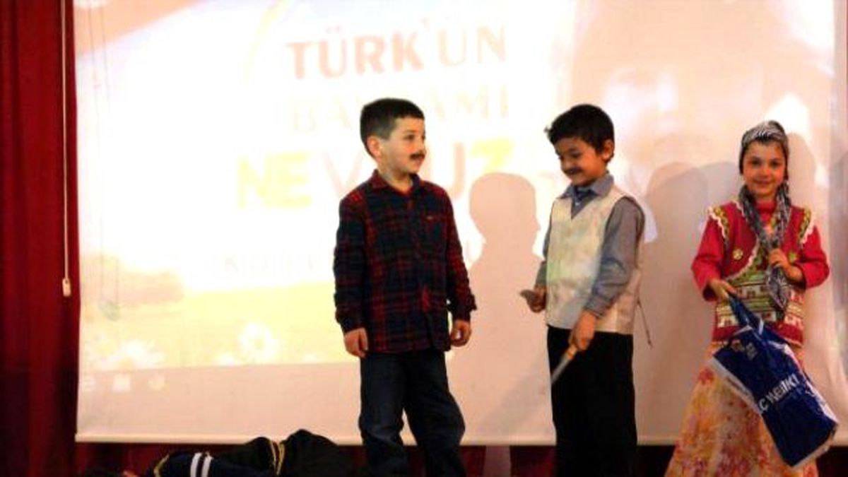 İlkokul Çocuklarından Sahnede Bıçaklı ve Kurbanlı Nevruz