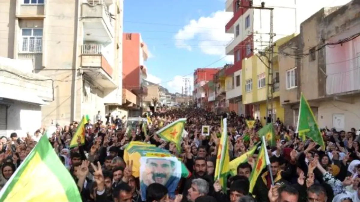 Kobani\'de IŞİD\'le Çatışırken Ölen YPG\'li Mardin\'de Toprağa Verildi