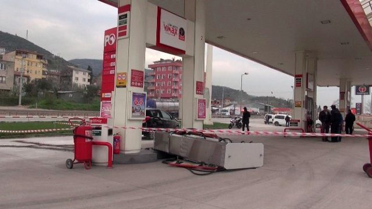 Kontrolden Çıkan Araç Petrol İstasyonuna Girdi