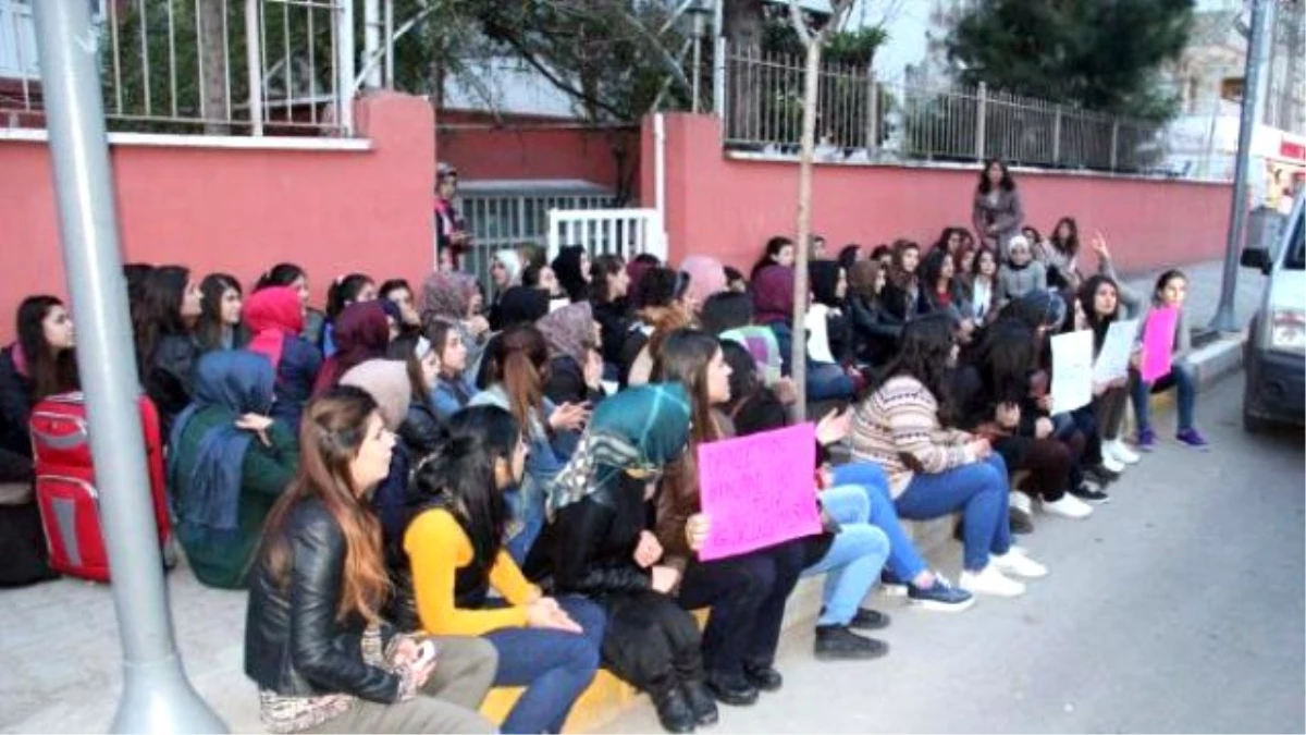 Şanlıurfa\'da Kız Öğrencilerinden Yurt Protestosu