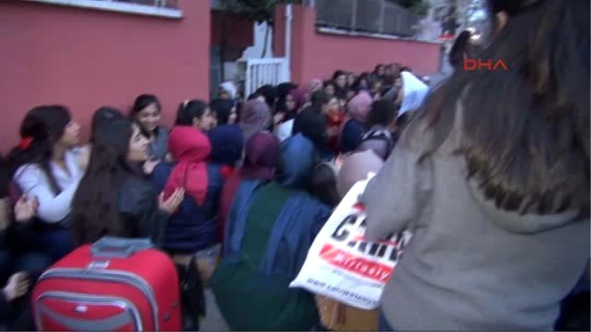 Şanlıurfa?da Kız Öğrencilerinden Yurt Protestosu