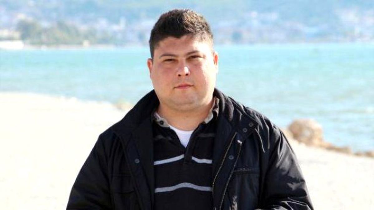 Fethiye'de Şiir Kitabı Bastırmak İçin Kağıt Mendil Satıyor