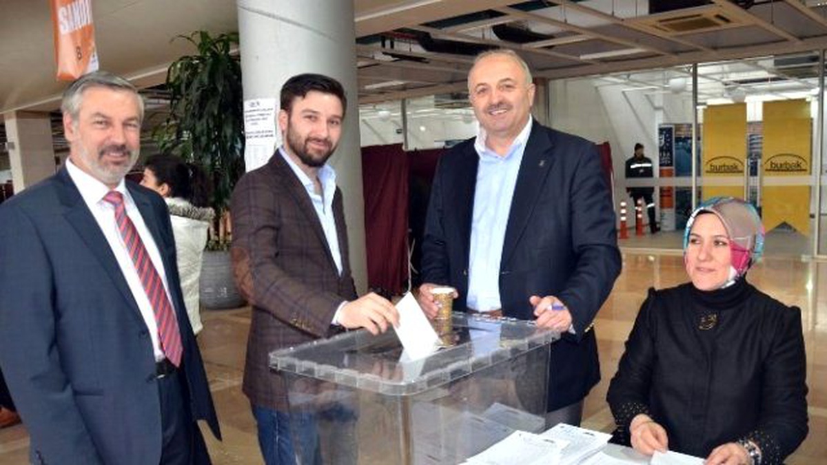 Stk\'lar AK Parti\'nin Temayül Yoklamasında Oy Kullandı