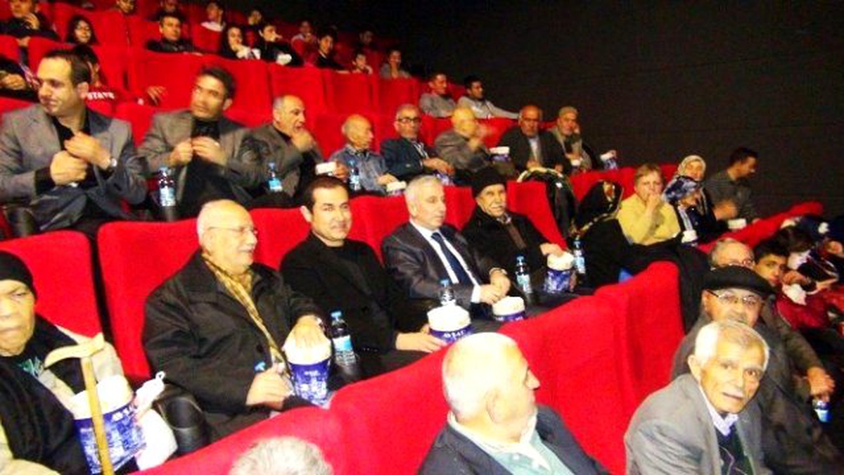 Vali Kamçı, Avm\'de Yaşlılarla Birlikte \'Son Mektup\'u İzledi