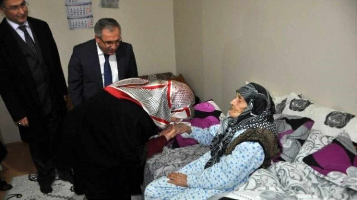 Vali Nayir Eşi ile Birlikte 104 Yaşındaki Arzu Nineyi Ziyaret Etti