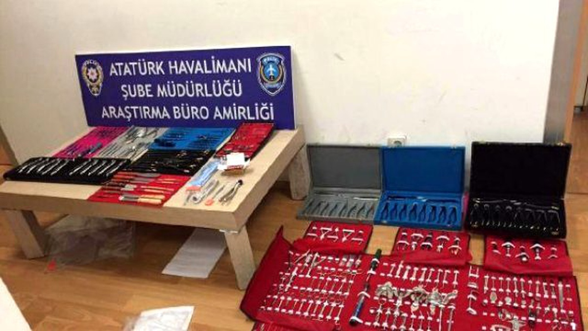 Atatürk Havalimanı\'nda Polis Kaçak Platin ve Dişçilik Malzemesi Yakaladı
