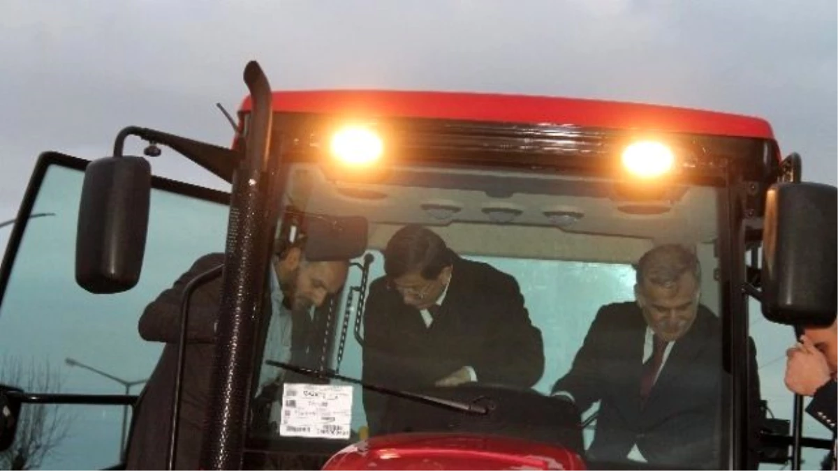 Başbakan Davutoğlu Traktör Kullandı