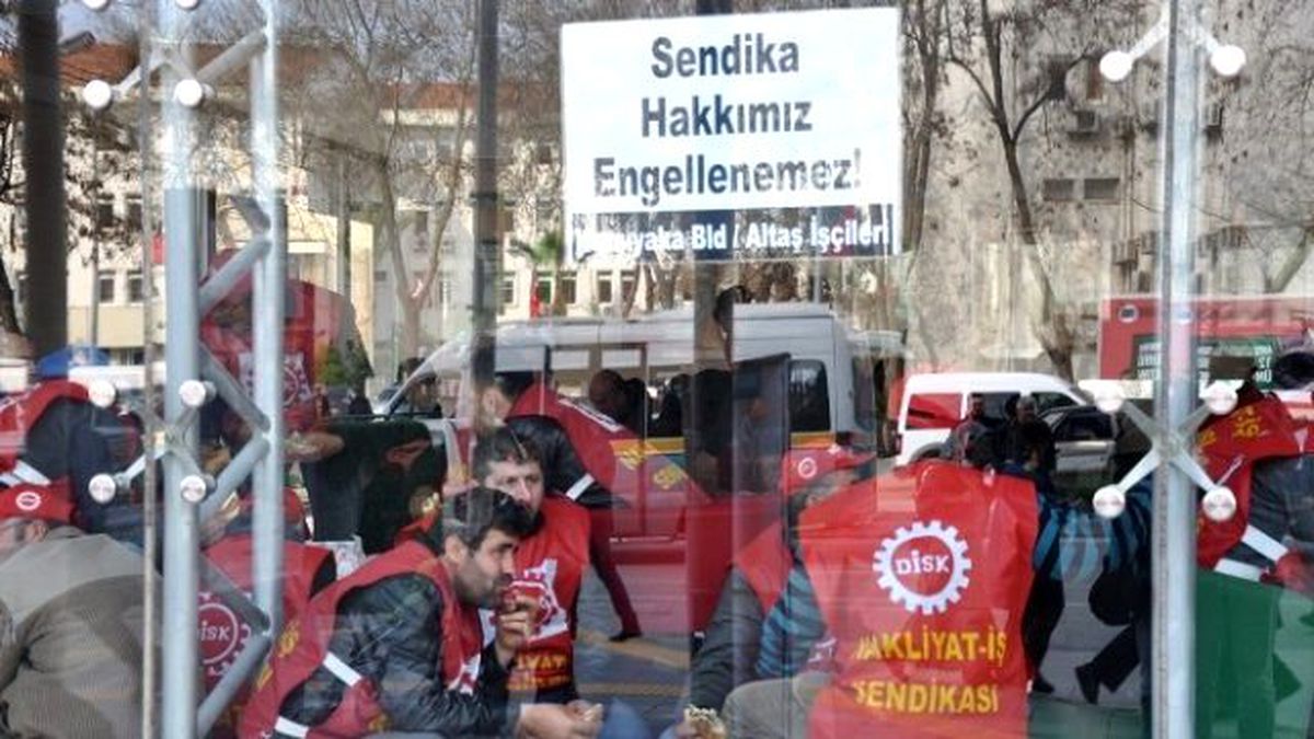 Belediye Binasında İşçilerin Bekleyişi Devam Ediyor