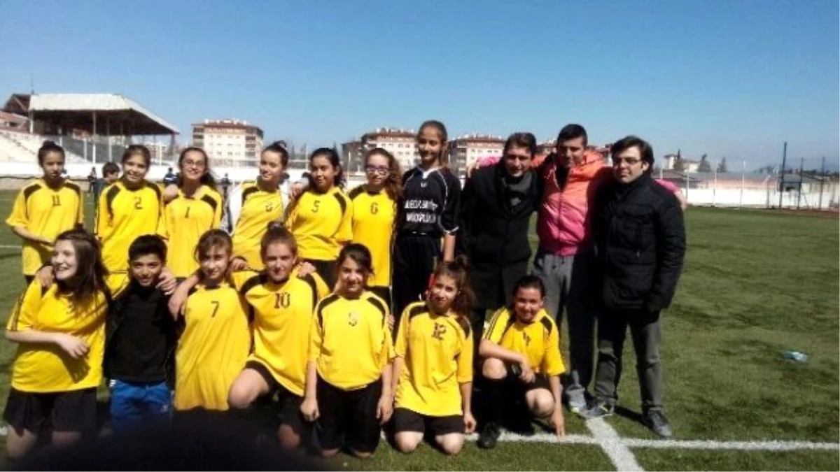 Bilecik\'te Ortaokullar Arası Yıldız Bayanlar Futbol Turnuvası