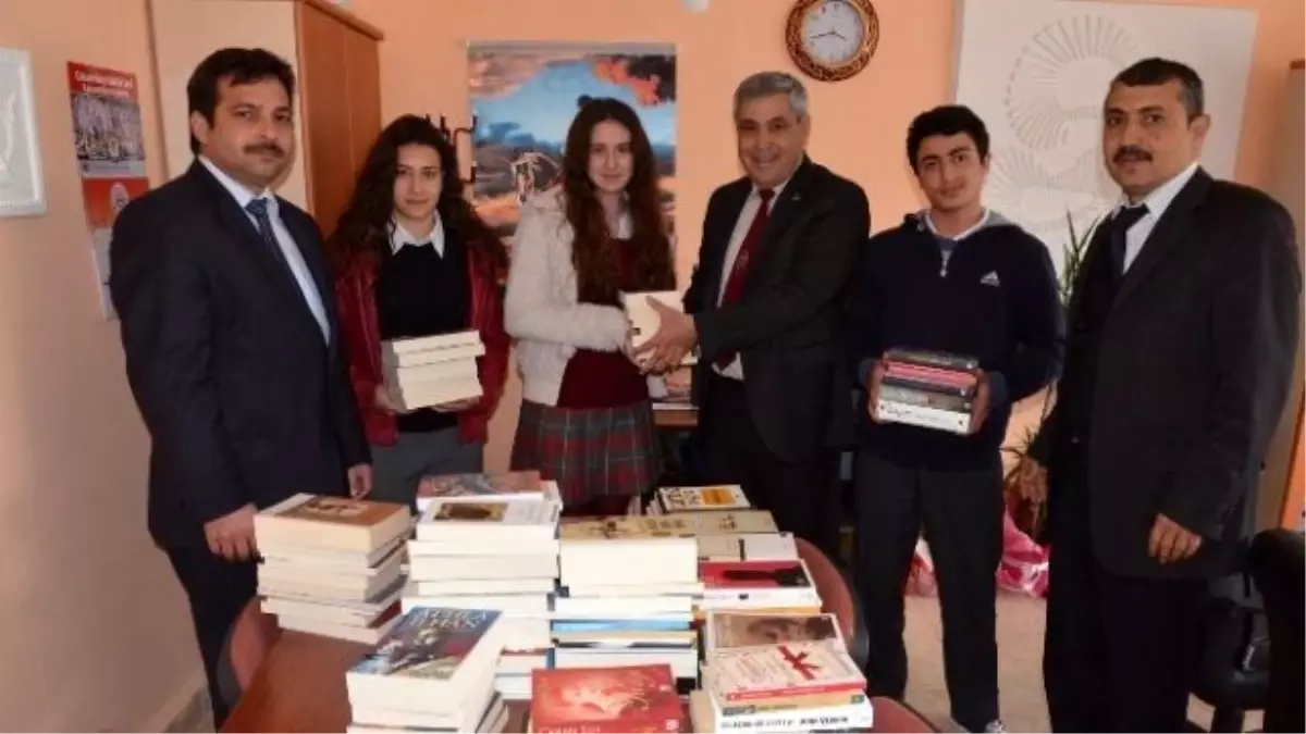 Dalaman Belediyesi Anadolu Lisesi\'ne Kitap Desteği Yaptı