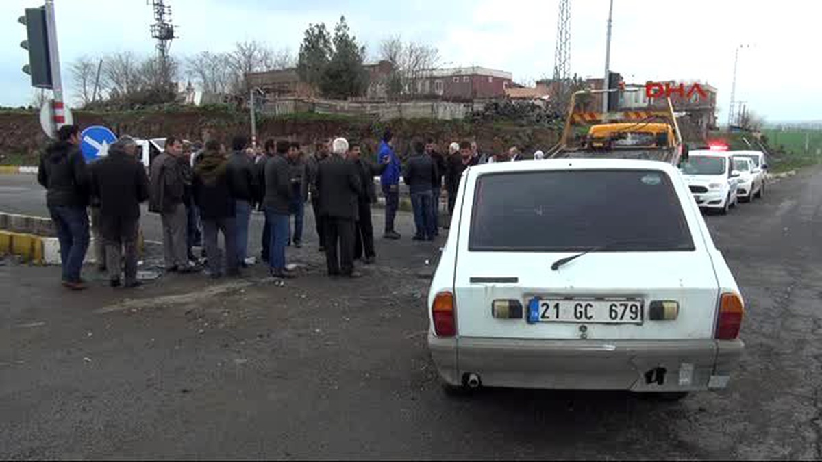 Diyarbakır\'da Kavga Eden Kazazede Yakınlarını Polis Gaz Sıkarak Ayırdı