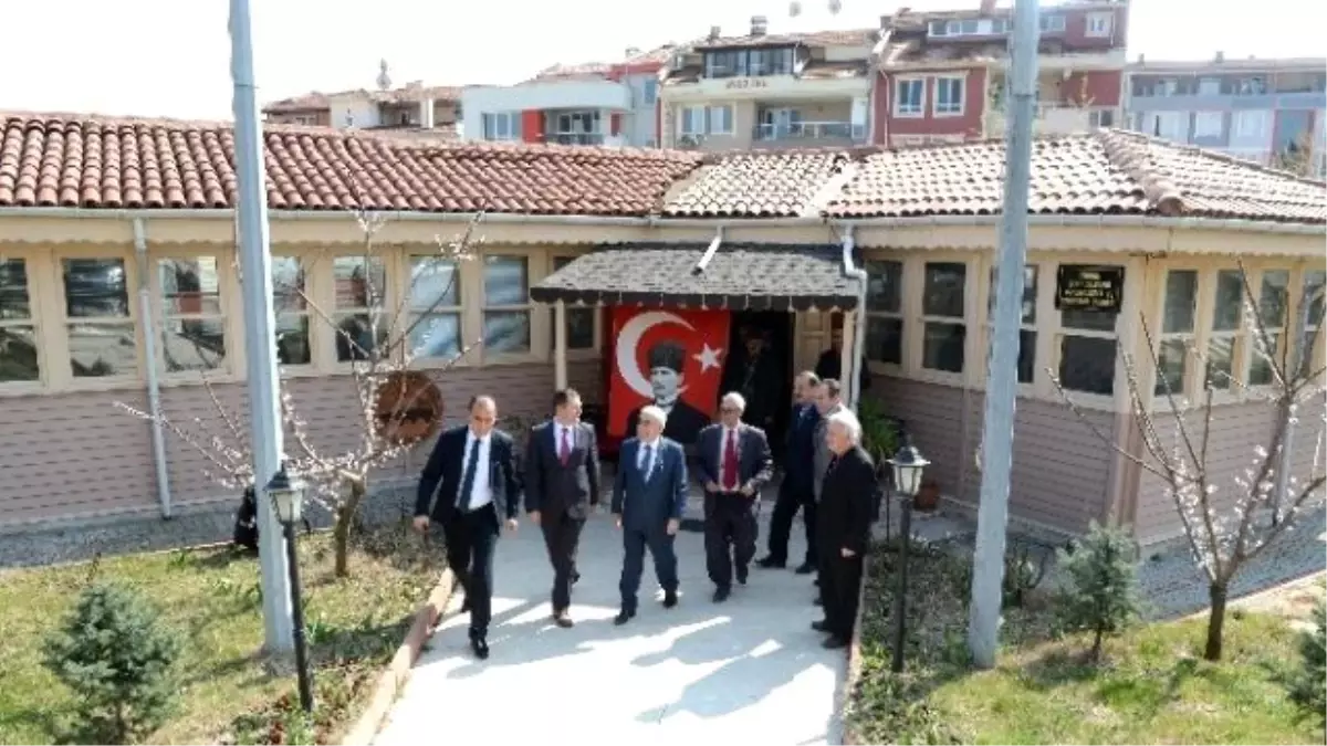 Edirne Valisi Şahin Yapımı Süren Şehitlikte İncelemelerde Bulundu