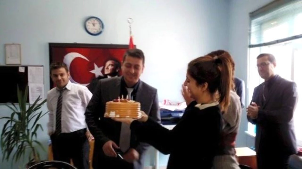 Erhan Öğretmene Okulda Doğum Günü Sürprizi