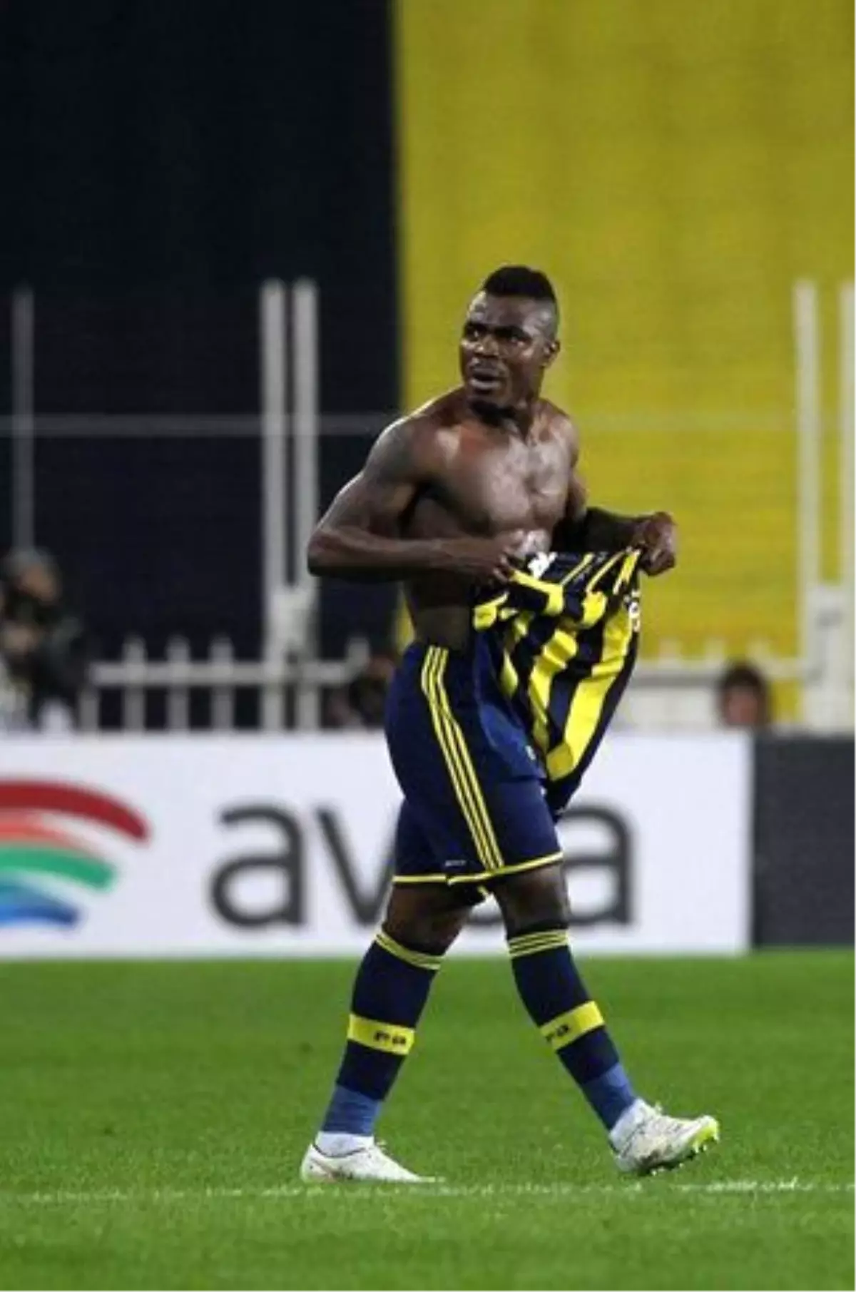 Fenerbahçe\'de Forma, Sezon Sonuna Kadar Emenike\'ye Teslim