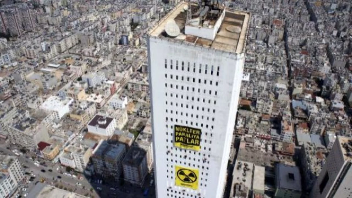 Greenpeace Üyeleri Gökdelene \'Nükleer Pahalıya Patlar\' Pankartı Astı